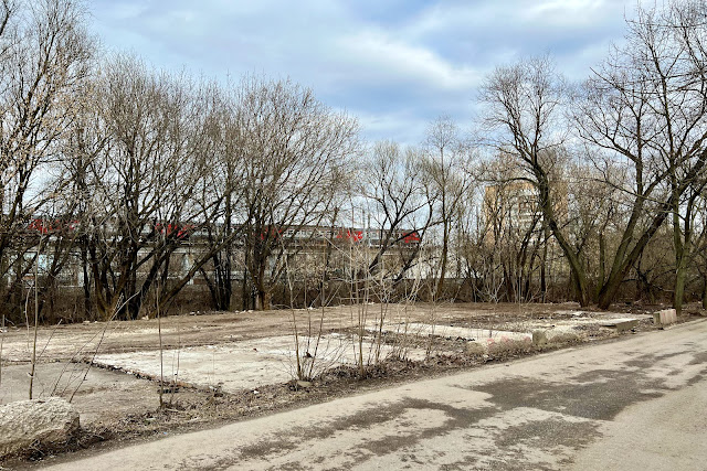 улица Милашенкова, дворы, территория снесенных гаражей, пути Октябрьской железной дороги