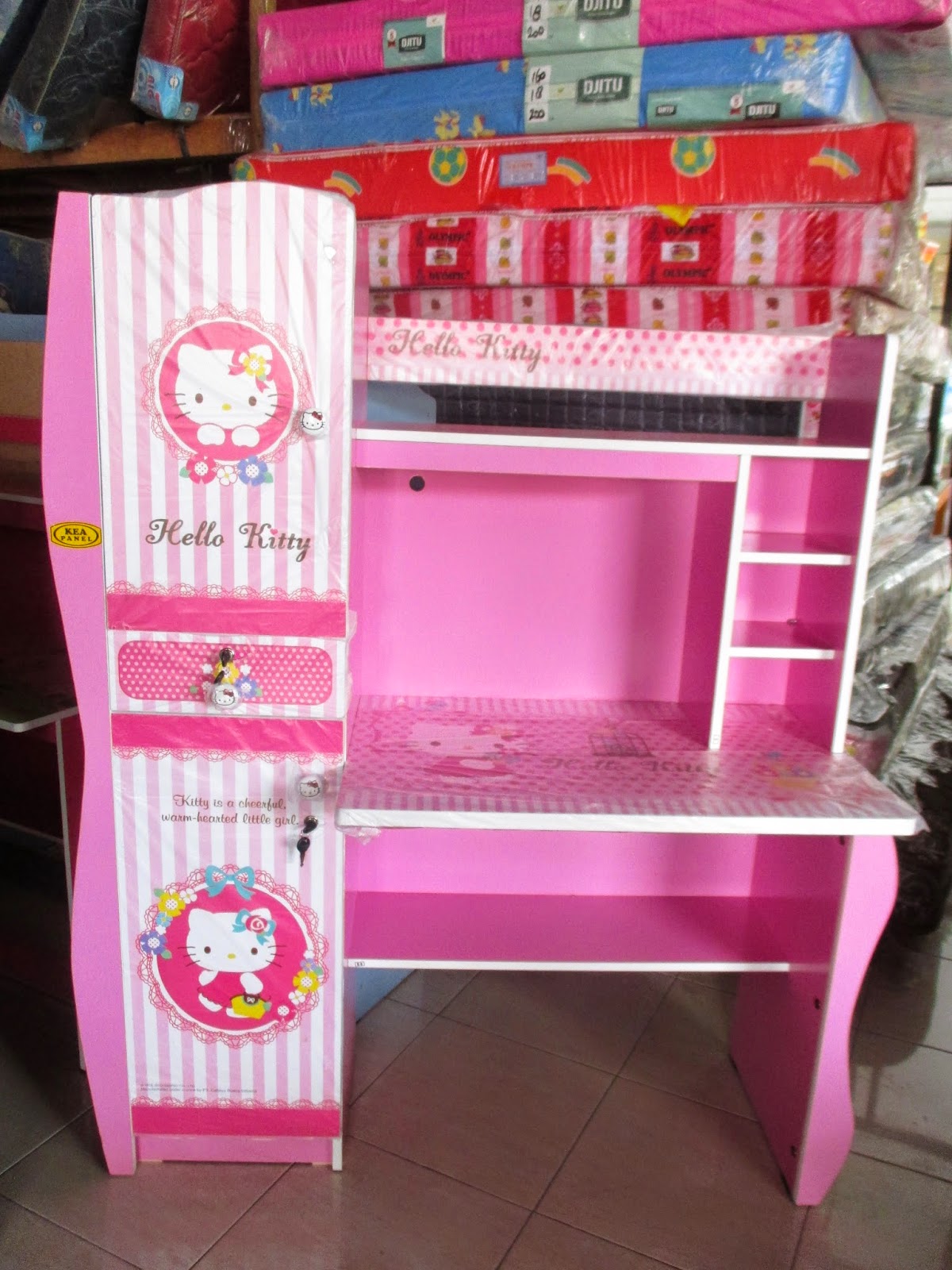  MEJA  BELAJAR  BESAR HELLO  KITTY  PANEL  Rp1 000 000 DM 