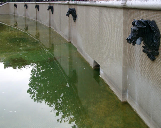 Fontaine du Pré-aux-Chevaux, Square Henri-Collet, Paris