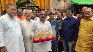 अरविन्द सिंह ने संकट मोचन मंदिर के श्रीराम दरबार में 3 स्वर्ण मुकुट अर्पित किया | #NayaSaveraNetwork