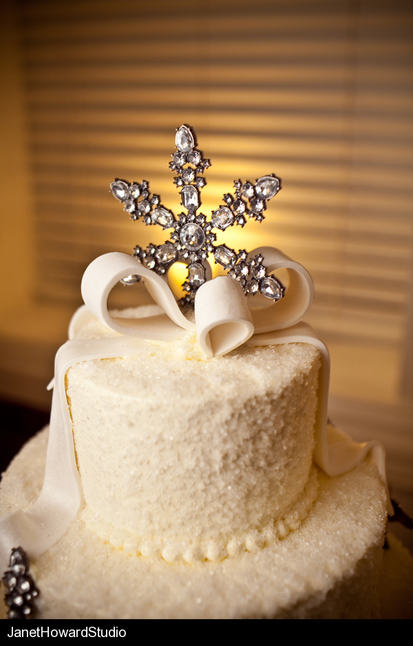 They decorated their January wedding cake with adorable snowflake ornaments