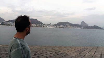 No alto da fortificação, Whey olhando a Praia de Copacabana ao fundo