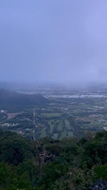 Pemandangan indah waktu pagi dari puncak Pintu Wang Gunung