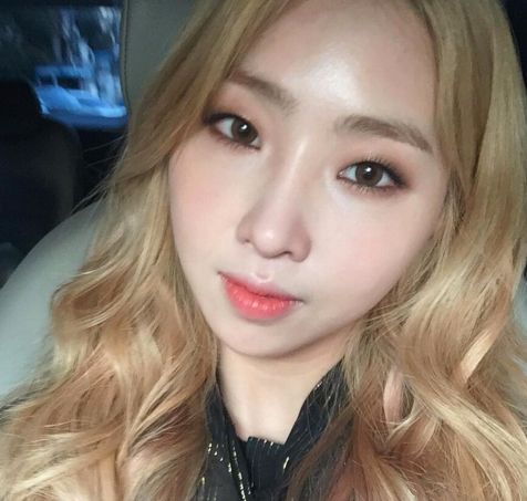 Minzy Update Foto Baru yang Menampilkan Gaya  Rambut  Blonde  