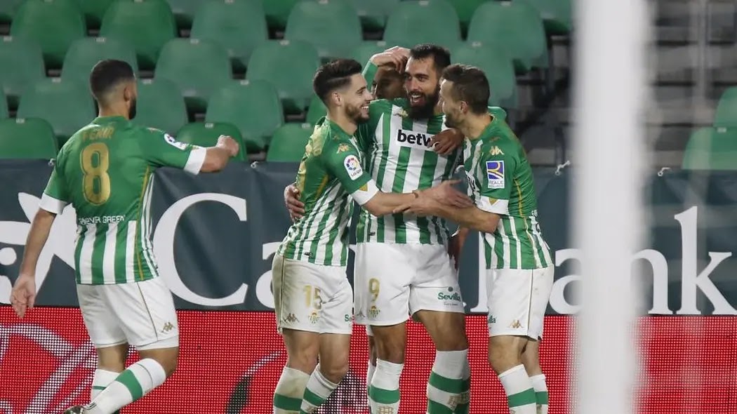 Les joueurs du Betis célèbrent le but d'Iglesias lors de la victoire contre Osasuna