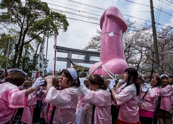 Melihat Ramainya Festival Penis di Jepang