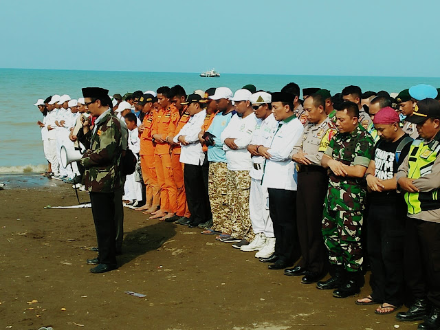 Sholat Ghoib Dilaksanakan di Pesisir Pakis untuk Korban Lion Air