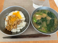 朝食 納豆ご飯 ほうれん草のお味噌汁