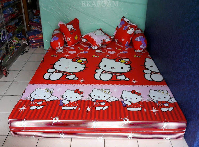 Sofa bed inoac dengan corak motif Hello kitty merah