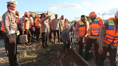 Peduli Korban Banjir, Kapolda Kalteng Distribusikan Bantuan Sembako dari Polda Kalsel di Desa Bukit Rawi