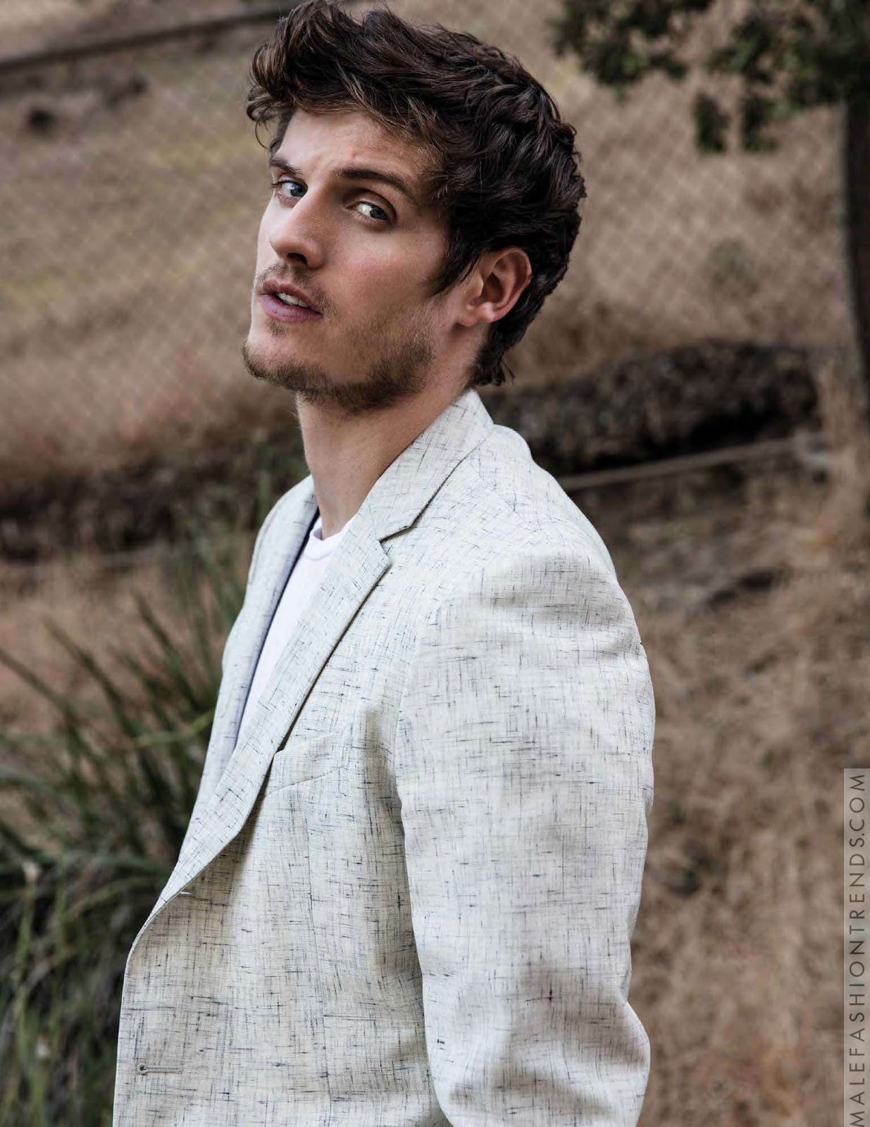 Daniel Sharman se viste de looks minimal para DAMAN Magazine