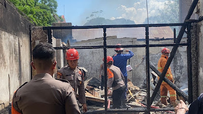 Tim SAR Ditsamapta Polda Sulteng Bantu Warga Padamkan Kebakaran