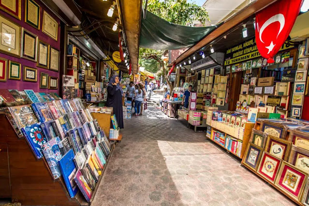 سوق بيازيت للكتاب (بازار مكتبات بيازيت) في إسطنبول