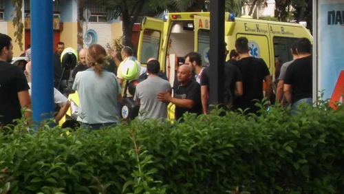 ΤΡΑΓΩΔΙΑ – Μια νεκρή και έξι και τραυματίες στο κέντρο της Αθήνας: Περίμεναν στην στάση και τους παρέσυρε μηχανή που έκανε σούζες! [Εικόνες]