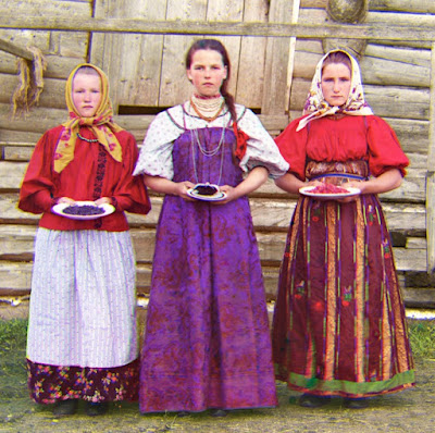 Three peasant girls. Color photo by Sergey Prokudin-Gorsky. Beginning of the 20th century.