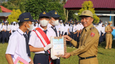 Bupati Lampung Barat Jadi Inspektur Upacara Di SMPN 1 Liwa .