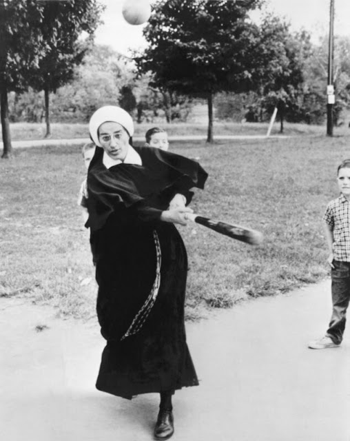 Divertidas fotografías de monjas pasándoselo bien en los años 60