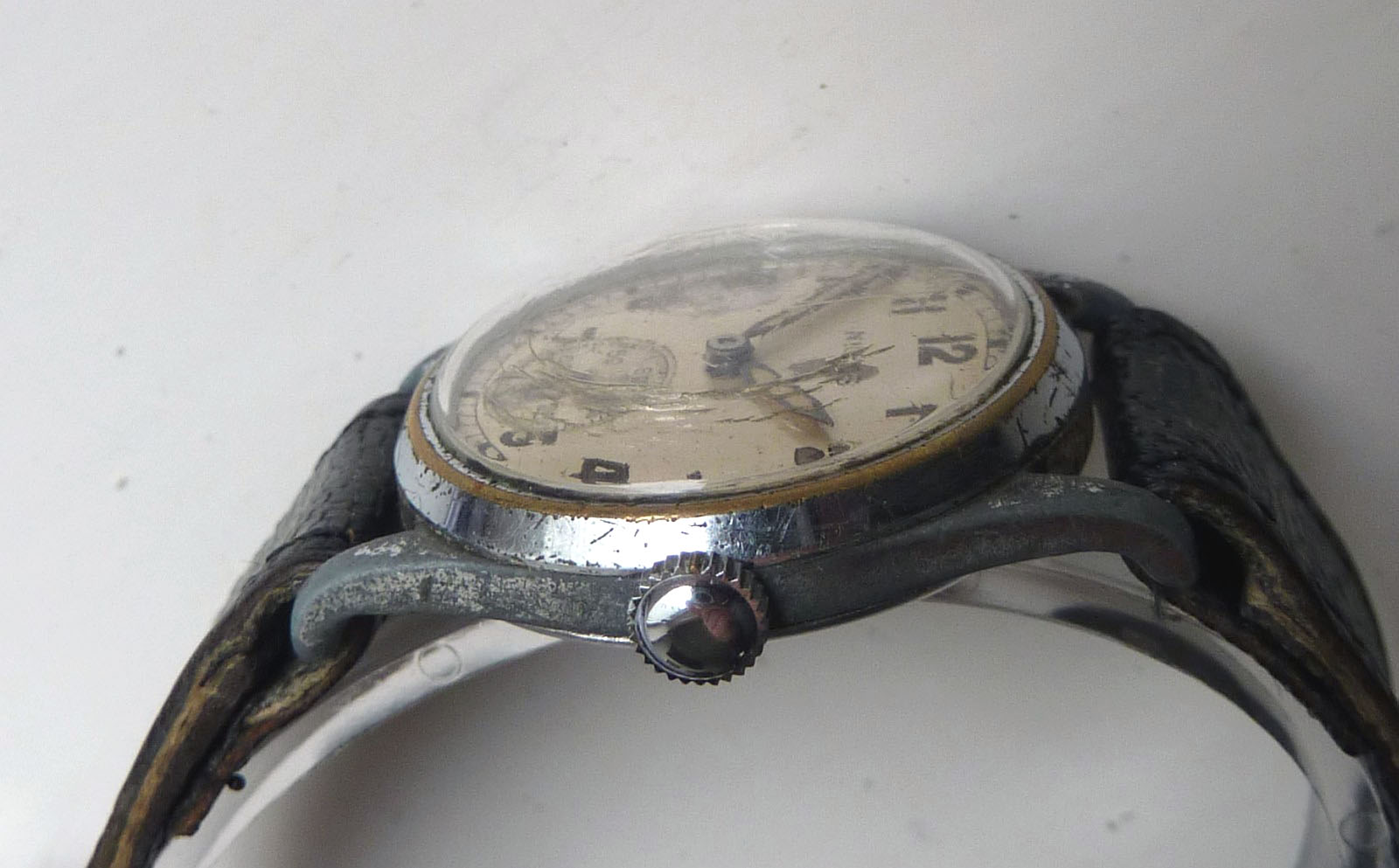 Dial: Silver military dialwith sub-second register at '6' and luminous ...
