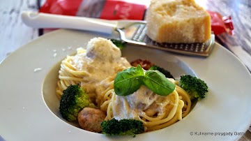 Spaghetti w sosie śmietanowymi z pulpecikami i brokułami