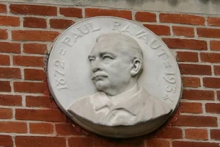 Este basalto de mármore de Paul Ravaut pode ser visto na parede externa de um edifício antigo do Hospital Saint-Louis, em Paris, apenas entrou no portão histórico do hospital, na extrema esquerda.