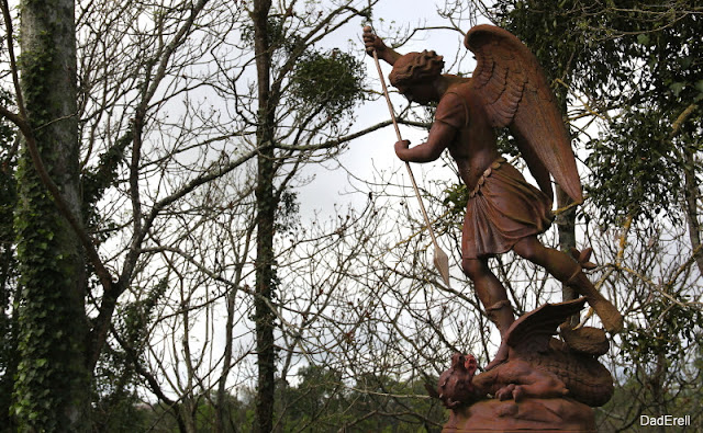 Archange Saint Michel terrasant le dragon, chapelle Notre Dame du Rugby, Larivière Saint-Savin