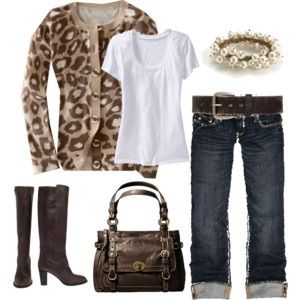 Look o moda para chicas: jean con remera blanca y saco animal print , cartera y botas altas tonos marrones.