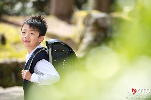 大津市の日吉大社で入学記念撮影