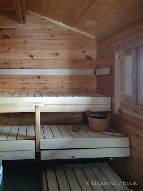 Lingonberryhouse, sauna, renovation, remontointi, leisure home, mökki, DIY, tee itse, lauteet, lämpökäsitelty haapa