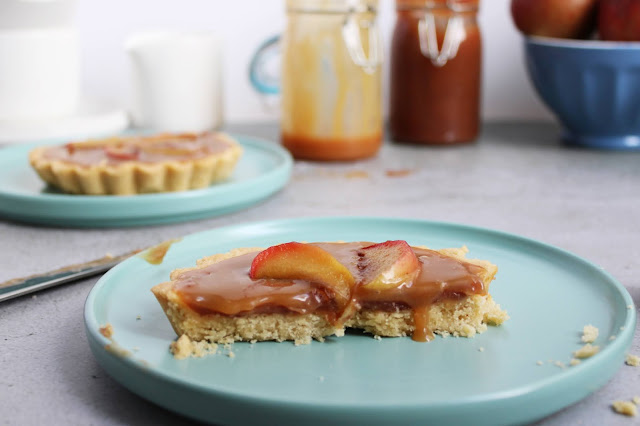 manzana y salsa de caramelo