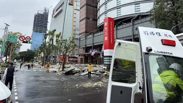 ▲臺中市西屯區新光三越百貨公司今天上午11時許發生氣爆，現場警消仍持續搜救中，詳細事故原因有待消防局進一步調查。（民眾提供）