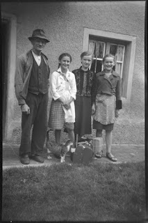 Familie vor dem Haus - 1930-1950