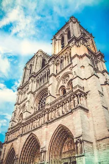 Découvrez l'histoire séculaire de la cathédrale emblématique, sa restauration et son symbolisme culturel, un patrimoine historique inestimable.