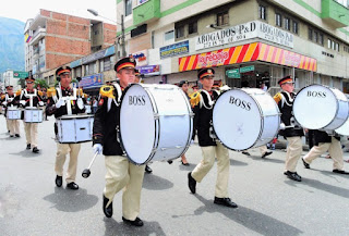 banda marcial del desfile día de la independencia colombiana en bello