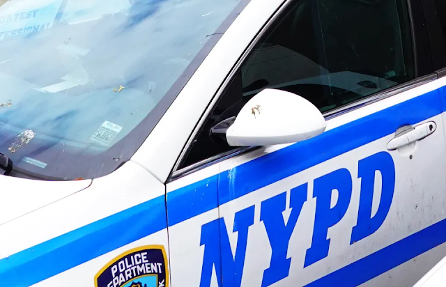 Atacan a balazos a hombre y a dos adolescentes en auto en Brooklyn que chocó contra varios vehículos