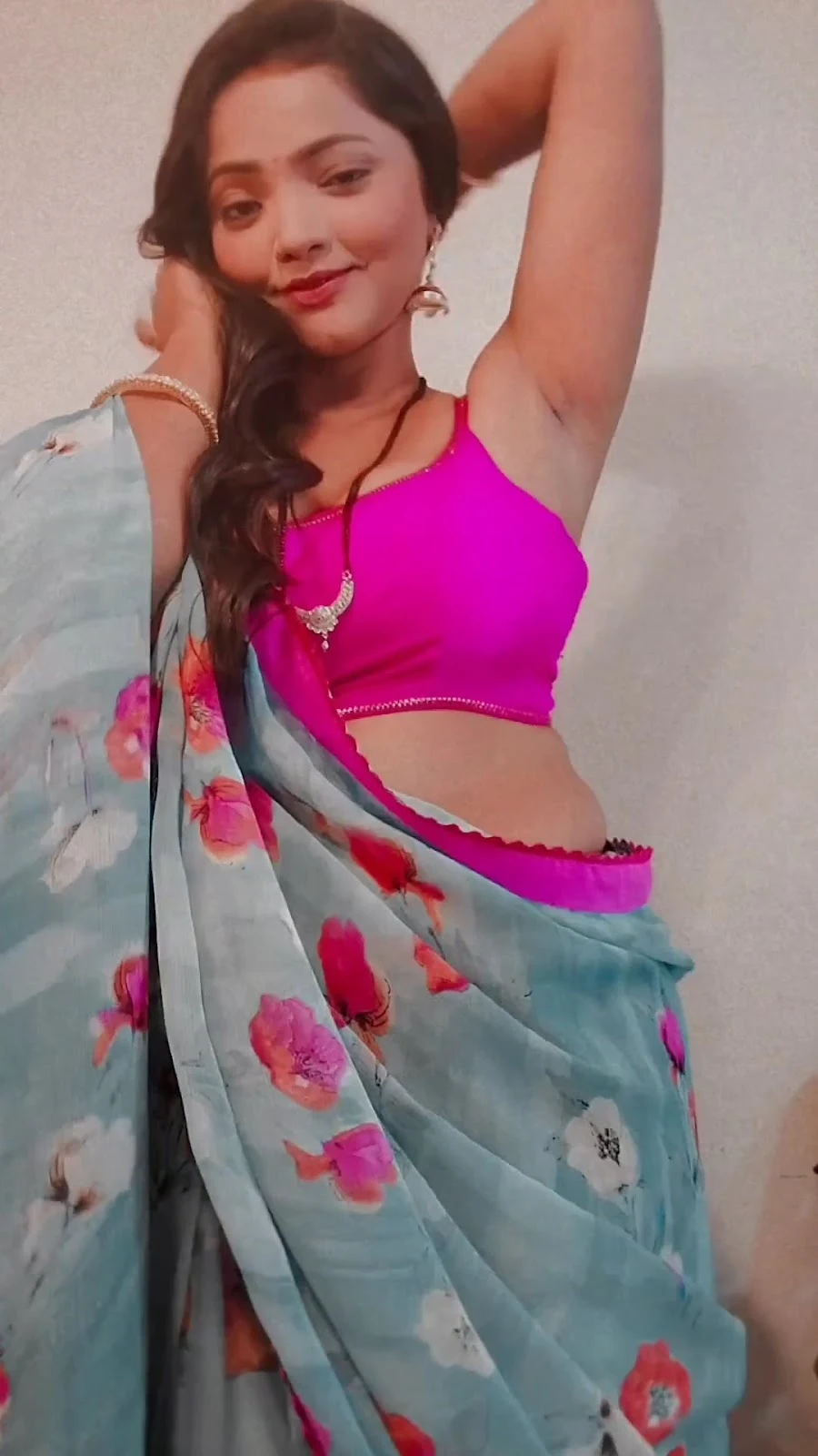 bharti jha web series curvy actress cleavage saree