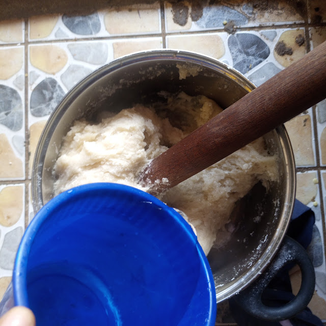 How to cook Nkumnkum (Dry cassava fufu) | Cameroonian Recipe