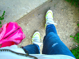  lemarè sneakers, sneakers maranti, italian fashion bloggers, outfit blog, spory glam outfit, pink bag, purple denim idenitity, neon colors accessories, ripped jeans, 