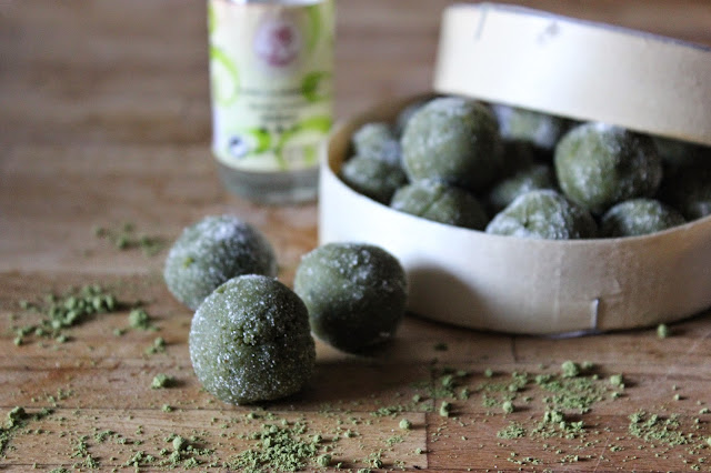 https://cuillereetsaladier.blogspot.com/2014/12/truffes-crues-matcha-pandan.html