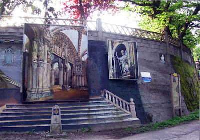escadaria com a imagem da Catedral de Santiago num banner
