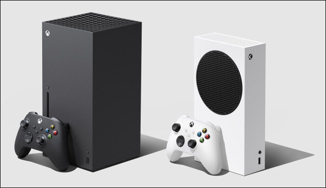 أجهزة Xbox Series X و Series S مزودة بوحدات تحكم.