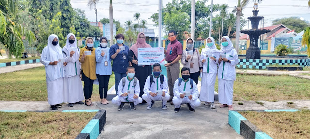 Kepsek SMAN 4 Kobi berpose dengan kepala BNI Bima
