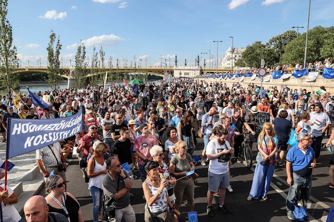  A Margit híd lezárása után az Oktogonhoz vonultak a tüntetők, megy az Orbán, takarodj!