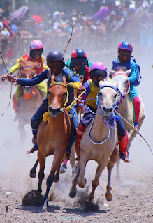 Pemkot Bima Kibarkan Bendera Sukses Festival Pacuan Kuda