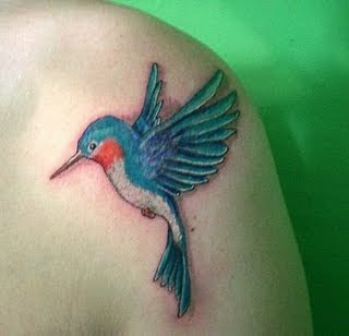 Tatuagens Femininas de Beija-Flor no Ombro