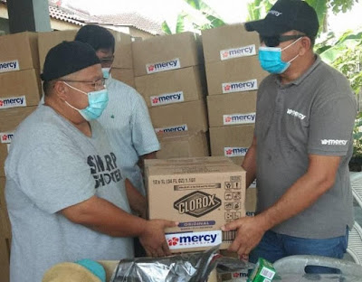 wakil dari MERCY Malaysia menyerahkan kit kebersihan dari Clorox kepada Ahmad Raepi Bin Haji Jalil dari Pertubuhan Kebajikan Dan Kesejahteraan Komuniti Kulai #PEDULIKULAI untuk kegunaan mangsa banjir