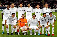 REAL MADRID C. F. - Madrid, España - Temporada 2009-10 - Lass Diarra, Benzema, Xabi Alonso, Albiol, Sergio Ramos y Pepe; Arbeloa, Casillas, Higuaín, Marcelo y Kaká - A. C. MILAN 1 (Ronaldinho), REAL MADRID 1 (Benzema) - 04/11/2009 - Liga de Campeones de la UEFA, fase de grupos - Milán, Italia, estadio Giuseppe Meazza