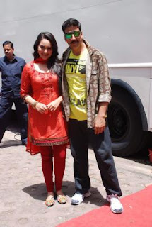 Akshay Kumar & Sonakshi Sinha promote Rowdy Rathore on TV serial CID