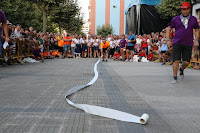 Campeonato de lanzamiento de papel higiénico en las fiestas de Retuerto