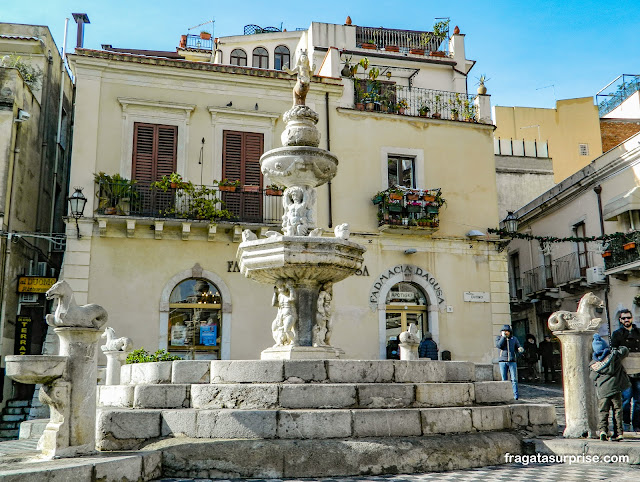 Centaura símbolo de Taormina na fonte da praça em frente à catedral da cidade