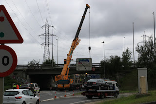 Labores de desbloqueo de la carga en el túnel de la A8 en Kareaga